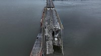 Jembatan Antonivsky dihancurkan pasukan Rusia pada awal November.  