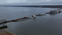 Pandangan udara Jembatan Antonivsky runtuh di Kherson, Ukraina, Minggu (27/11/2022).  