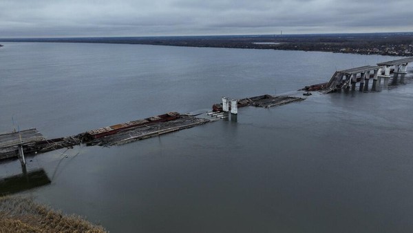 Jembatan di Ukraina Runtuh Kena Serang Rusia