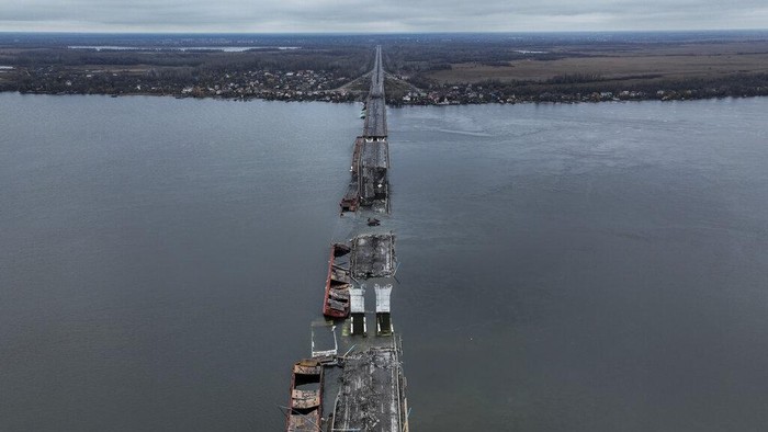 Jembatan di Ukraina Runtuh Kena Serang Rusia General view of the damaged Antonivsky Bridge in Kherson, Ukraine, Sunday, Nov. 27, 2022. The bridge, the main crossing point over the Dnipro river in Kherson, was destroyed by Russian troops in earlier November, after Kremlin's forces withdrew from the southern city. (AP Photo/Bernat Armangue)