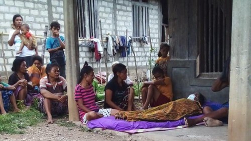 Jenazah Yuliana Ide, korban penganiayaan berat di Dusun Mbawar, Desa Bajak, Kecamatan Reok, Kabupaten Manggarai, disemayamkan di teras rumah karena tergolong kematian dara taa.