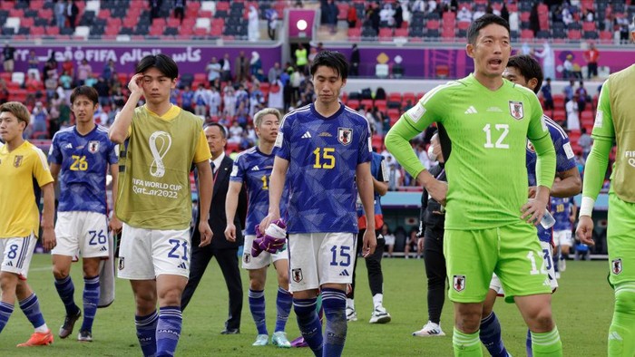 DOHA, QATAR - NOVEMBER 27: Ko Itakura and other Japan players are dispondent after the FIFA World Cup Qatar 2022 Group E match between Japan and Costa Rica at Ahmad Bin Ali Stadium on November 27, 2022 in Doha, Qatar. (Photo by Richard Sellers/Getty Images)