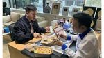Gaya Keren Jordi Onsu saat Mejeng di Gerai Ayam Geprek Bensu