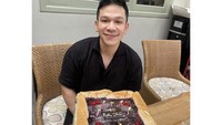Terakhir ada momennya saat diberi kejutan kue ulang tahun. Kuenya berukuran besar dengan topping cokelat dan cherry. Foto: Instagram @jordionsu