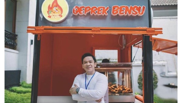 Gaya Keren Jordi Onsu saat Mejeng di Gerai Ayam Geprek Bensu