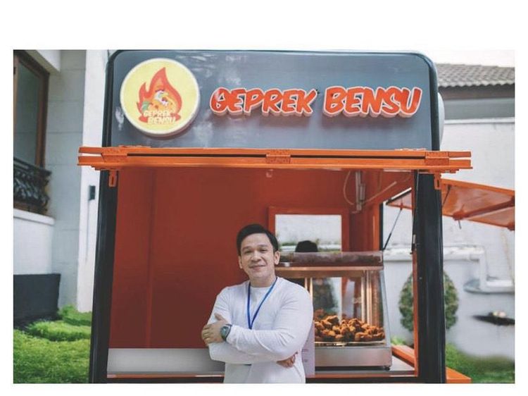 Gaya Keren Jordi Onsu saat Mejeng di Gerai Ayam Geprek Bensu