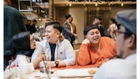 Ada pula momennya bersama dengan teman-teman artis. Ini adalah momen saat makan di restoran bareng Pampam. Foto: Instagram @jordionsu