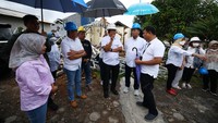 Direktur Utama PT Bank Tabungan Negara (Persero) Tbk. Haru Koesmahargyo bersama Direktur Consumer Bank BTN Hirwandi Gafar meninjau langsung dan menyerahkan bantuan kepada korban bencana gempa Cianjur di Posko Satgas BUMN Jawa Barat.