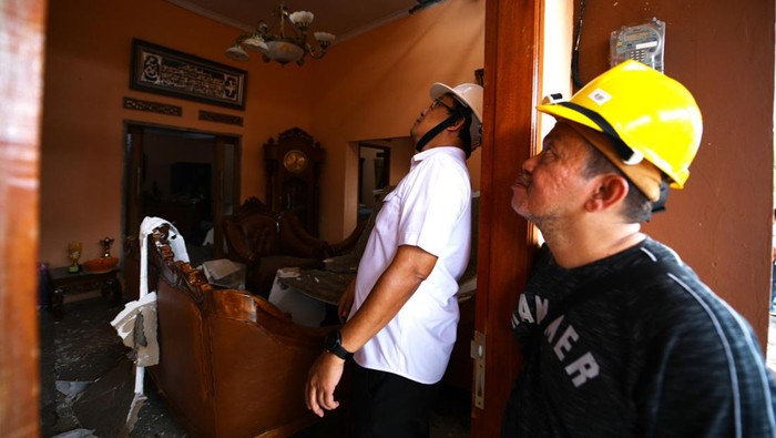 Kala Direksi Terjun Langsung ke Lokasi Bencana Cianjur Direktur Utama PT Bank Tabungan Negara (Persero) Tbk. Haru Koesmahargyo bersama Direktur Consumer Bank BTN Hirwandi Gafar meninjau langsung dan menyerahkan bantuan kepada korban bencana gempa Cianjur di Posko Satgas BUMN Jawa Barat, Cianjur, Sabtu (26/11).