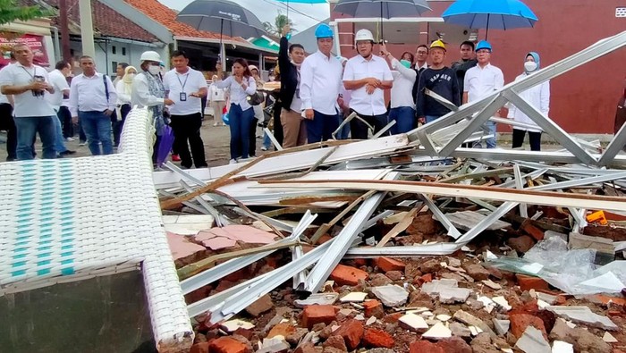 Direktur Utama PT Bank Tabungan Negara (Persero) Tbk. Haru Koesmahargyo bersama Direktur Consumer Bank BTN Hirwandi Gafar meninjau langsung dan menyerahkan bantuan kepada korban bencana gempa Cianjur di Posko Satgas BUMN Jawa Barat, Cianjur, Sabtu (26/11).