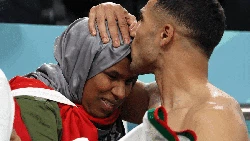 Kalahkan Belgia, Pemain Maroko Sujud Syukur hingga Cium Kening Ibu