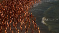 Acara seni dengan tema Strip Off for Skin Cancer tersebut bekerja sama dengan sebuah badan amal yang mendorong warga Australia untuk melakukan pemeriksaan kulit secara teratur. (Lisa Maree Williams/Getty Images)  