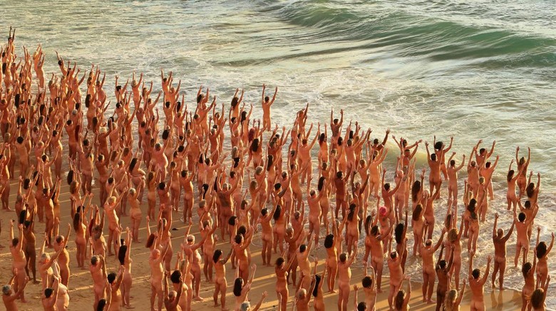 Kampanye Kanker Kulit, 2.500 Orang Telanjang di Pantai Australia SYDNEY, AUSTRALIA - NOVEMBER 26: (EDITORS NOTE: Image contains nudity.) Members of the public pose at sunrise for photographic artist Spencer Tunick at Bondi Beach on November 26, 2022 in Sydney, Australia. US artist and photographer Spencer Tunick created the nude installation using thousands of volunteers posing at sunrise on Bondi Beach, commissioned by charity Skin Check Champions to raise awareness of skin cancer and to coincide with National Skin Cancer Action Week. (Photo by Lisa Maree Williams/Getty Images)