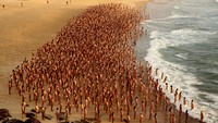Ribuan orang berpose saat matahari terbit di Pantai Bondi, Sydney, Australia, Sabtu (26/11/2022). (Don Arnold/WireImage/Getty Images)  