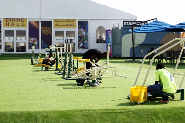 Tidak ketinggalan gym outdoor tepat di depan restoran. (Foto: Fu Tian/China News Service via Getty Images)