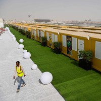 Di perkampungan ini, tersedia ribuan kamar dadakan untuk menampung suporter yang datang dari berbagai belahan dunia. Bangunannya bukan berupa gedung, tapi jajaran peti kemas yang disulap menjadi ruangan huni. (Foto: AFP via Getty Images/KIRILL KUDRYAVTSEV)