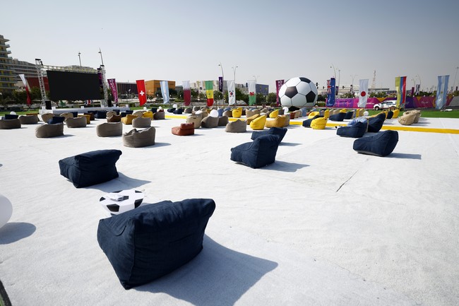 Pastinya, ada tempat nonbar juga di sini. Tempat duduk bergaya sofa untuk dua orang diatur jaraknya untuk menjaga protokol kesehatan. (Foto: Fu Tian/China News Service via Getty Images)