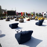 Pastinya, ada tempat nonbar juga di sini. Tempat duduk bergaya sofa untuk dua orang diatur jaraknya untuk menjaga protokol kesehatan. (Foto: Fu Tian/China News Service via Getty Images)