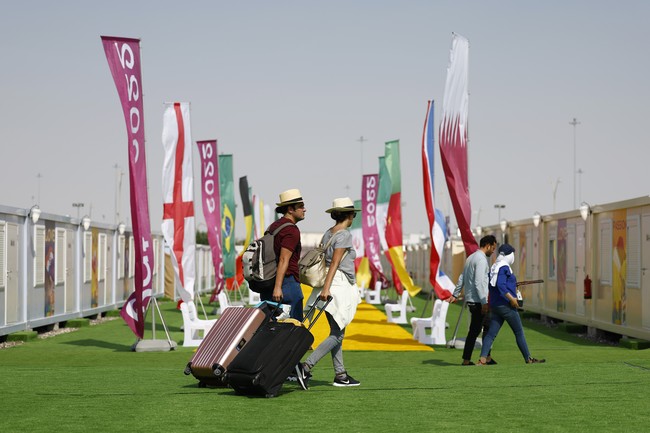 Pesta sepakbola tengah berlangsung di Qatar sebagai tuan rumah Piala Dunia 2022. Melengkapi stadion dan infrastruktur lain, sebuah fans village didirikan secara khusus sebagai ‘perkampungan’ sementara bagi para suporter bola. (Foto: Fu Tian/China News Service via Getty Images)