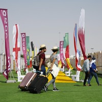 Pesta sepakbola tengah berlangsung di Qatar sebagai tuan rumah Piala Dunia 2022. Melengkapi stadion dan infrastruktur lain, sebuah fans village didirikan secara khusus sebagai ‘perkampungan’ sementara bagi para suporter bola. (Foto: Fu Tian/China News Service via Getty Images)