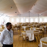 Terlepas dari berbagai fasilitas yang ditawarkan, Fans Village World Cup 2022 tak luput dari kritikan, terutama untuk masalah kenyamanan di kamar. Kasurnya sekeras batu, terasa seperti tidur di lantai saja, ujar seorang sumber kepada The Guardian. Banyak pula yang mengeluhkan soal pendingin udara yang tidak berfungsi maksimal. Fasilitas yang didapat jadi tidak sepadan dengan harga yang dibayar. (Foto: AFP via Getty Images/KIRILL KUDRYAVTSEV)