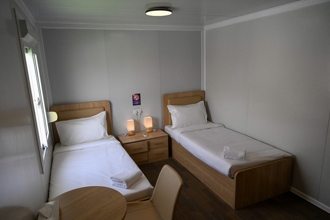 Interior kamar standar seperti kamar hotel kelas low-cost pada umumnya. Warna putih mendominasi dan dipadu dengan interior kayu yang menyumbangkan atmosfer hangat. (Foto: AFP via Getty Images/KIRILL KUDRYAVTSEV)