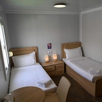 Interior kamar standar seperti kamar hotel kelas low-cost pada umumnya. Warna putih mendominasi dan dipadu dengan interior kayu yang menyumbangkan atmosfer hangat. (Foto: AFP via Getty Images/KIRILL KUDRYAVTSEV)