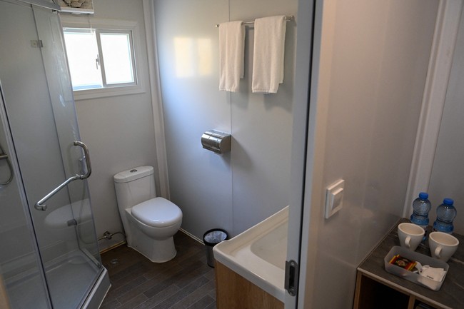 Seperti ini penampakan kamar mandinya. Tersedia kloset dan shower, berikut wastafel. (Foto: AFP via Getty Images/KIRILL KUDRYAVTSEV)