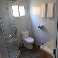 Seperti ini penampakan kamar mandinya. Tersedia kloset dan shower, berikut wastafel. (Foto: AFP via Getty Images/KIRILL KUDRYAVTSEV)