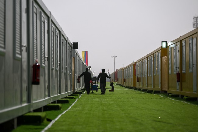 Berlokasi tak jauh dari stadium, Ahmad bin Ali, tempat ini menjadi penginapan alternatif. Dengan jumlah pengunjung yang diperkirakan mencapai 1,2 juta selama Piala Dunia 2022, Qatar, seperti dikabarkan The Guardian, hanya memiliki 30.000 kamar yang 80 persen di antaranya sudah dipesan sejak Maret 2022. (Foto: AFP via Getty Images/KIRILL KUDRYAVTSEV)