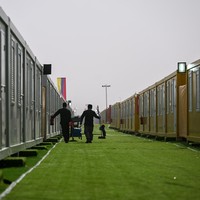 Berlokasi tak jauh dari stadium, Ahmad bin Ali, tempat ini menjadi penginapan alternatif. Dengan jumlah pengunjung yang diperkirakan mencapai 1,2 juta selama Piala Dunia 2022, Qatar, seperti dikabarkan The Guardian, hanya memiliki 30.000 kamar yang 80 persen di antaranya sudah dipesan sejak Maret 2022. (Foto: AFP via Getty Images/KIRILL KUDRYAVTSEV)