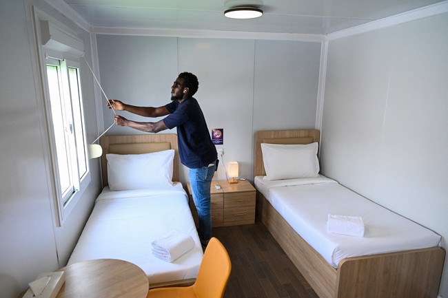 Masing-masing kamar dilengkapi dua ranjang tipe twin bed dan kamar mandi. Adapun biaya menginap di sini US$ 200 per malam atau sekitar Rp 3,4 juta.  (Foto: AFP via Getty Images/KIRILL KUDRYAVTSEV)