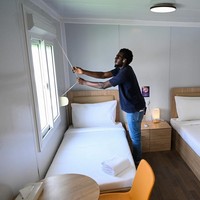Masing-masing kamar dilengkapi dua ranjang tipe twin bed dan kamar mandi. Adapun biaya menginap di sini US$ 200 per malam atau sekitar Rp 3,4 juta.  (Foto: AFP via Getty Images/KIRILL KUDRYAVTSEV)