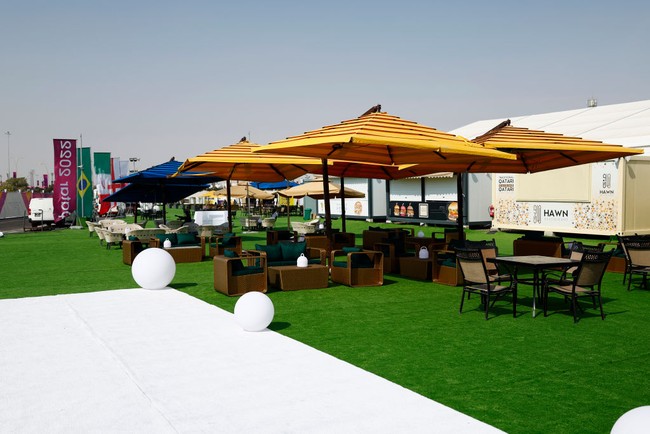 Penginapan juga didukung sejumlah fasilitas lain, seperti restoran dan supermarket. Harga kamar sendiri sudah termasuk sarapan dan dua botol minum yang selalu diganti setiap harinya di kamar. (Foto: Fu Tian/China News Service via Getty Images)