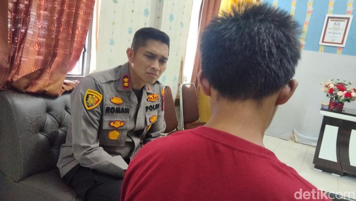 Kapolres Asahan saat mewawancarai pelajar yang membacok teman sekolahnya sendiri di Asahan. (Perdana Ramadhan/ detikSumut)