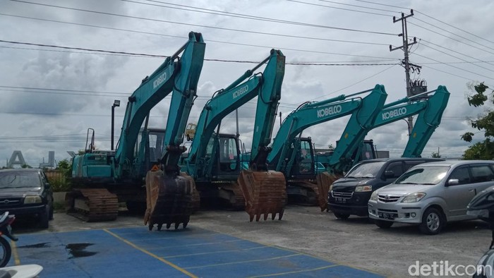 Empat alat berat barang bukti tambang ilegal diamankan di Mapolres Klaten. Diunggah pada Senin (28/11/2022).