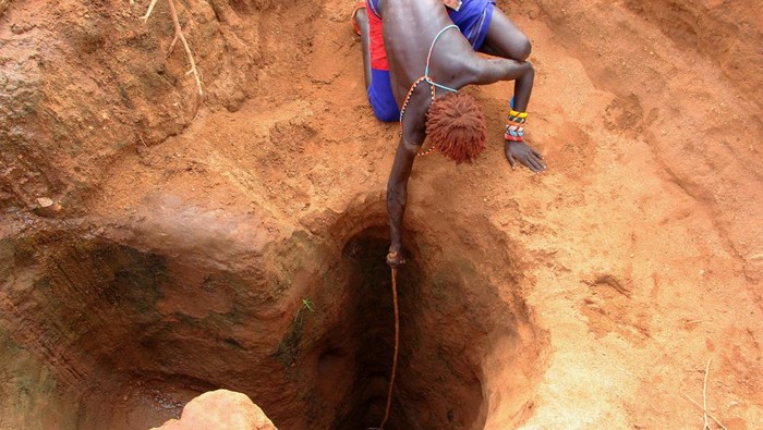 Kekeringan Parah di Kenya, Warga Gali Lubang Untuk Cari Air NAIROBI, KENYA - NOVEMBER 23: A man tries to get clean water during the food and water shortages which also affects the areas where people live in Nairobi, Kenya on November 23, 2022. A drought in northern Kenya is worsening, despite the country receiving sporadic rainfall in November, which weather forecasters say will not be sufficient. Chris Ngetich, a climate scientist from the Kenya Meteorological Department (KMD), in a statement noted that âin most parts of the country, weâre likely to receive depressed rainfall, and increased probabilities (of such rainfall) are likely over the eastern and northern sectors.â KMD has said that during October, November and December, most areas are likely to see a generally poor distribution of rain but noted that despite the lack of sufficient rainfall, isolated storms capable of causing flash floods are possible. (Photo by Andrew Wasike/Anadolu Agency via Getty Images)