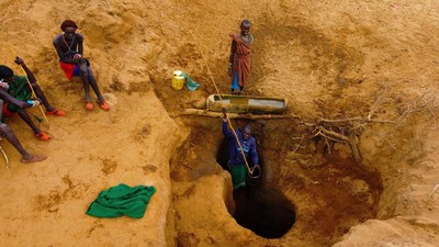 Kekeringan Parah di Kenya, Warga Gali Lubang Untuk Cari Air