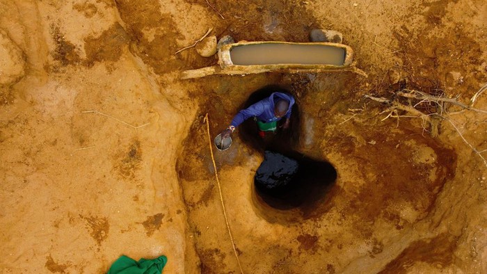 Kekeringan Parah di Kenya, Warga Gali Lubang Untuk Cari Air NAIROBI, KENYA - NOVEMBER 23: A man tries to get clean water during the food and water shortages which also affects the areas where people live in Nairobi, Kenya on November 23, 2022. A drought in northern Kenya is worsening, despite the country receiving sporadic rainfall in November, which weather forecasters say will not be sufficient. Chris Ngetich, a climate scientist from the Kenya Meteorological Department (KMD), in a statement noted that Γ’in most parts of the country, weΓ’re likely to receive depressed rainfall, and increased probabilities (of such rainfall) are likely over the eastern and northern sectors.Γ’Β KMD has said that during October, November and December, most areas are likely to see a generally poor distribution of rain but noted that despite the lack of sufficient rainfall, isolated storms capable of causing flash floods are possible. (Photo by Andrew Wasike/Anadolu Agency via Getty Images)