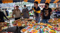 Sejumlah warga menyiapkan buah-buahan di atas meja untuk Festival Monyet Lopburi di Lopburi, Thailand, Minggu (27/11/2022).