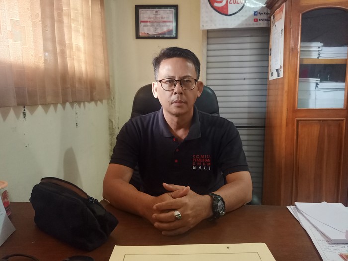 Ketua Divisi Teknis Penyelengaraan KPU Jembrana, I Ketut Adi Sanjaya saat ditemui dikantornya Senin (28/11/2022). Foto: I Putu Adi Budiastrawan