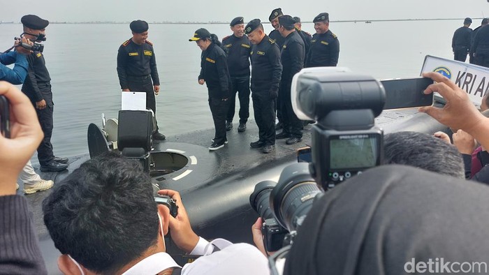 Ketua DPR Puan Maharani hingga Kapolri Jenderal Listyo Sigit Prabowo menerima Brevet Hiu Kencana dari TNI AL. Penyematan dilakukan di Kapal Selam KRI Alugoro-405 (Rumondang N/detikcom)
