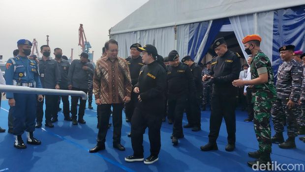 Ketua DPR Puan Maharani hingga Kapolri Jenderal Listyo Sigit Prabowo menerima Brevet Hiu Kencana dari TNI AL. Penyematan dilakukan di Kapal Selam KRI Alugoro-405 (Rumondang N/detikcom)