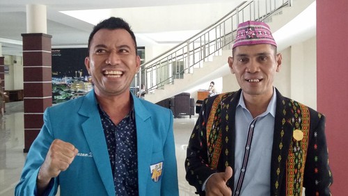 Ketua DPRD Manggarai Barat Martinus Mitar dan Ketua KNPI  Manggarai Barat Hasanuddin saat foto bersama usai adu mulut dalam RDP bahas kenaikan Nilai Jual Objek Pajak (NJOP), di Kantor DPRD  Manggarai Barat, NTT, Senin (28/11/2022).