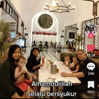 Dalam unggahannya, Erna juga memperlihatkan potret buah hati dari pernikahan sebelumnya dan dengan suaminya saat ini. Dia saat ini memiliki empat orang anak, di mana anaknya dari sang pria Amerika Serikat, kembar tiga. Anak pertama dengan mantan suami lahir 2009. Anak pertama sekaligus kedua dan ketiga dari suami yang sekarang. Alhamdulillah selalu bersyukur, kata Erna. Foto: Dok. TikTok @ernalafave