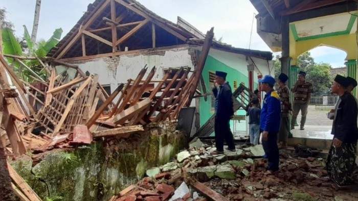 Kondisi madrasah di Ciamis ambruk