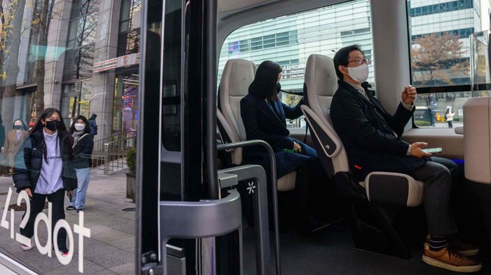 Korea Selatan Luncurkan Layanan Bus Tanpa Sopir In this photo taken in Seoul on November 23, 2022, a bus leaves its stop on the country's first self-driving bus route run by 42 Dot, a start-up owned by South Korea's Hyundai which created the automomous driving technology. - South Korea's capital launched its first self-driving bus route on November 25, part of an experiment which engineers said aims to make the public feel more comfortable with driverless vehicles on the roads. (Photo by Anthony WALLACE / AFP) (Photo by ANTHONY WALLACE/AFP via Getty Images)