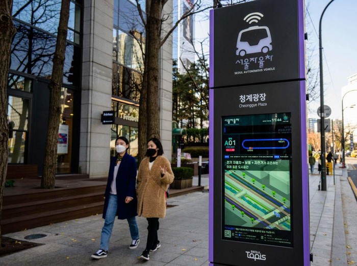 In this photo taken in Seoul on November 23, 2022, a bus leaves its stop on the countrys first self-driving bus route run by 42 Dot, a start-up owned by South Koreas Hyundai which created the automomous driving technology. - South Koreas capital launched its first self-driving bus route on November 25, part of an experiment which engineers said aims to make the public feel more comfortable with driverless vehicles on the roads. (Photo by Anthony WALLACE / AFP) (Photo by ANTHONY WALLACE/AFP via Getty Images)