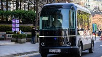 Kepala swakemudi di 42 Dot, Jeong Seong-gyun, menyebut desain ini sengaja diciptakan. 42 Dot adalah start-up yang bertanggung jawab atas teknologi swakemudi yang kini dimiliki oleh raksasa mobil Hyundai. Jeong menyebut, bus itu terlihat seperti Lego dan terbuat dari komponen komposit untuk membantu menekan biaya dan membuatnya mudah ditiru. Tujuan perusahaan pada proyek ini adalah membuat teknologi berbiaya rendah, aman, dan mudah dialihkan ke berbagai jenis kendaraan di masa mendatang, misalnya truk pengiriman. Anthony Wallace/AFP/Getty Images