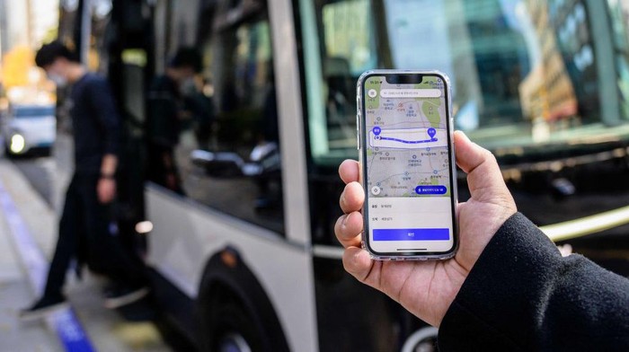 Korea Selatan Luncurkan Layanan Bus Tanpa Sopir In this photo taken in Seoul on November 23, 2022, a bus leaves its stop on the country's first self-driving bus route run by 42 Dot, a start-up owned by South Korea's Hyundai which created the automomous driving technology. - South Korea's capital launched its first self-driving bus route on November 25, part of an experiment which engineers said aims to make the public feel more comfortable with driverless vehicles on the roads. (Photo by Anthony WALLACE / AFP) (Photo by ANTHONY WALLACE/AFP via Getty Images)